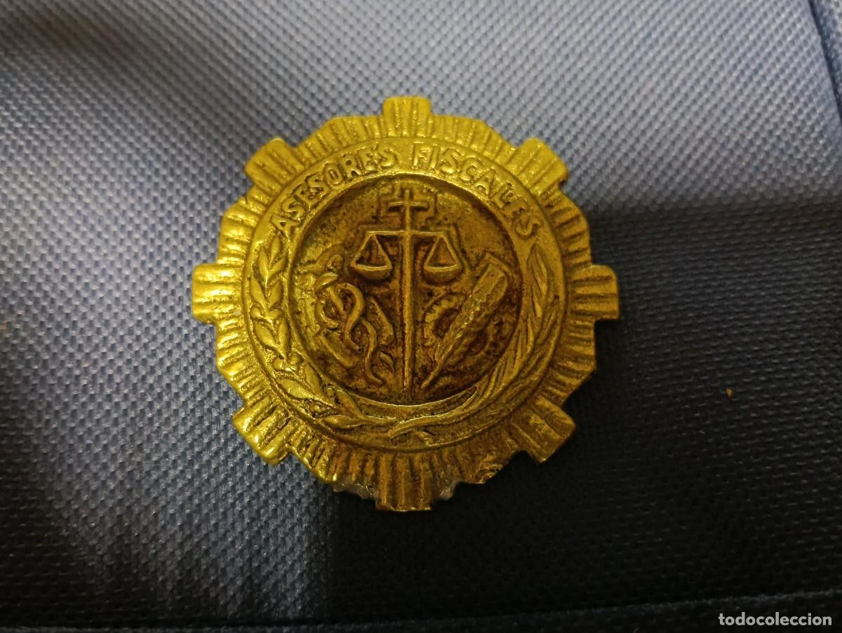 Medallas tem&aacute;ticas: MEDALLA DE PECHO BROCHE EN BRONCE / EMBLEMA ASESORES FISCALES - IX JORNADAS NACIONALES - OVIEDO 1974