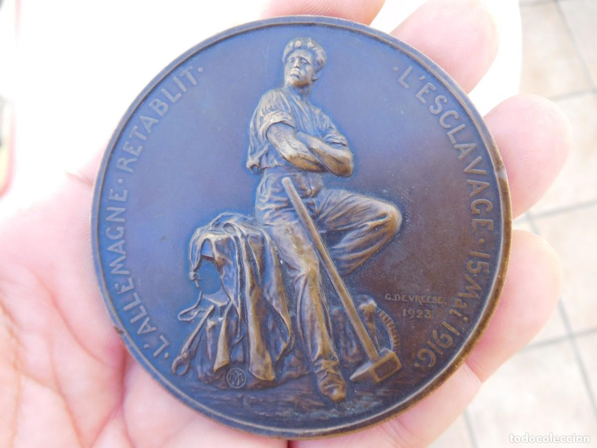Medallas tem&aacute;ticas: Medalla de bronce. L'Allemagne retablit l'esclavage 15 mai 1916. G. Devreese