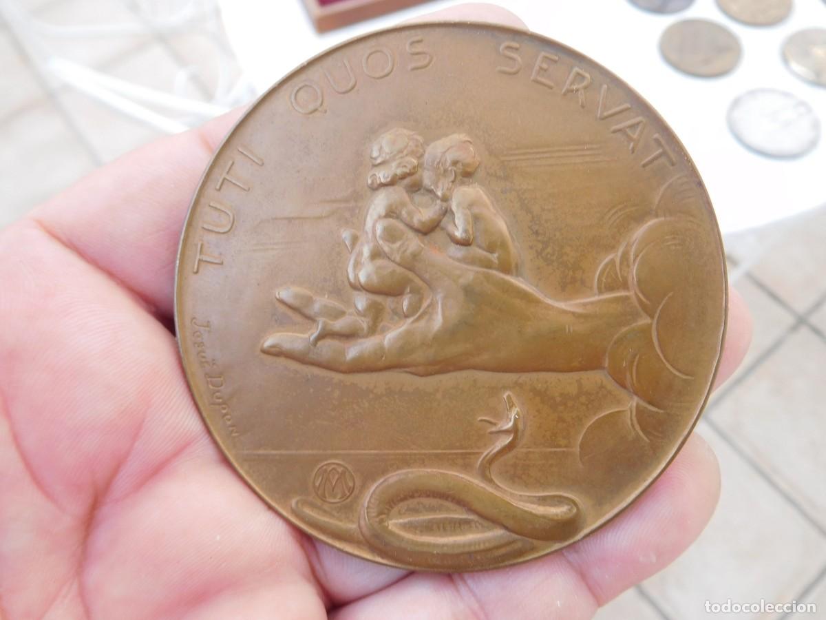 Medallas tem&aacute;ticas: Medalla de bronce. Tuti quos servat sic transit gloria mundi. Josue Dupun