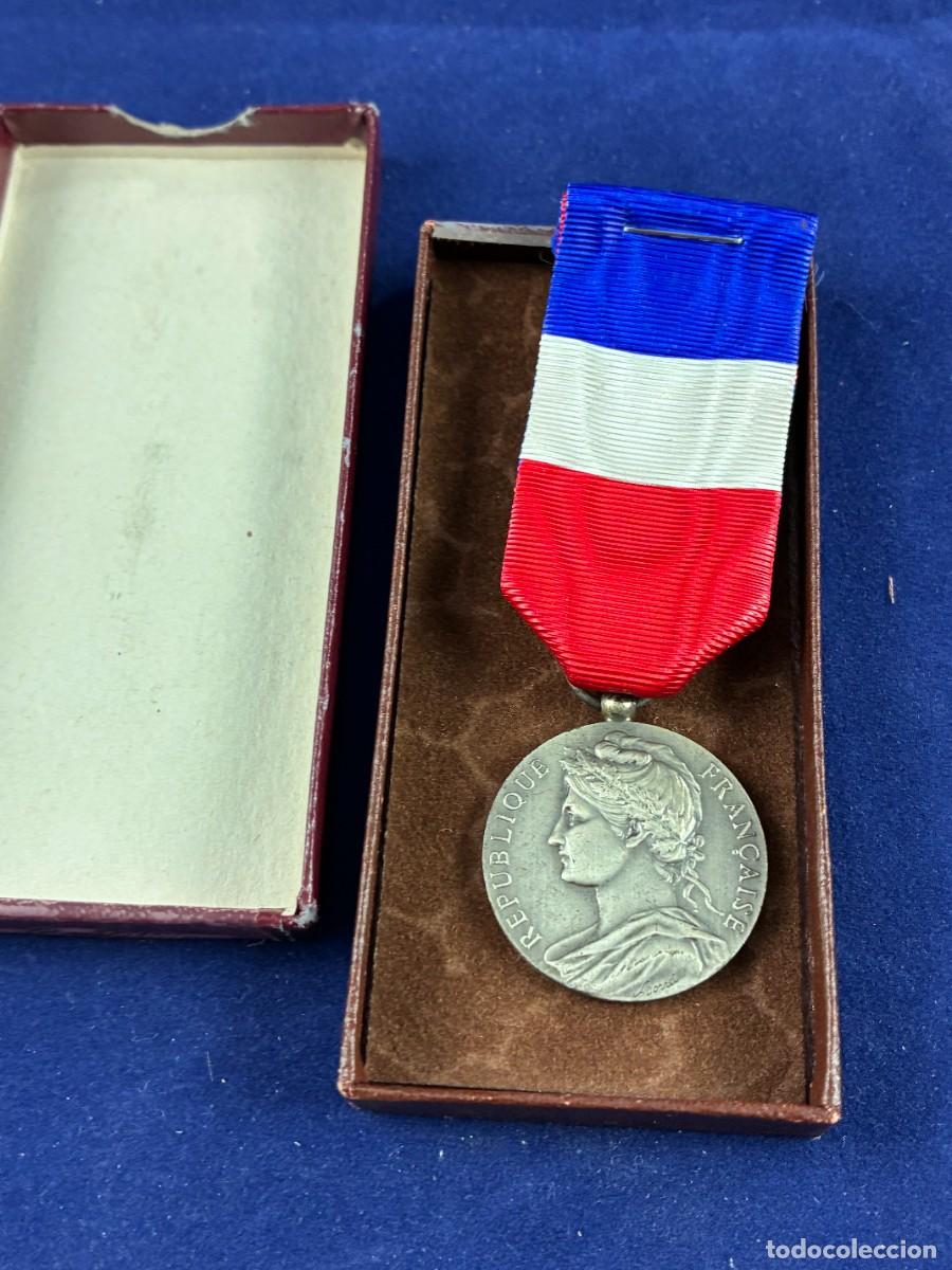 Medallas tem&aacute;ticas: Medalla Honor Trabajo Minist&egrave;re S&eacute;curit&eacute; Sociale Alfred Borrel 1960 Monnaie Paris Estuche. Muy Bueno