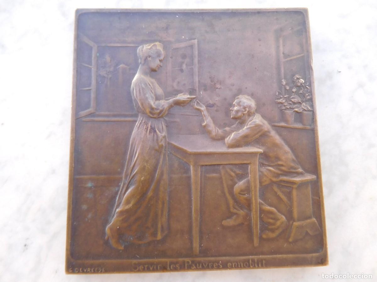 Medallas tem&aacute;ticas: Medalla de bronce. G. Devreese. Servir les pauvres ennoblit 1917 Fonson & Cie.
