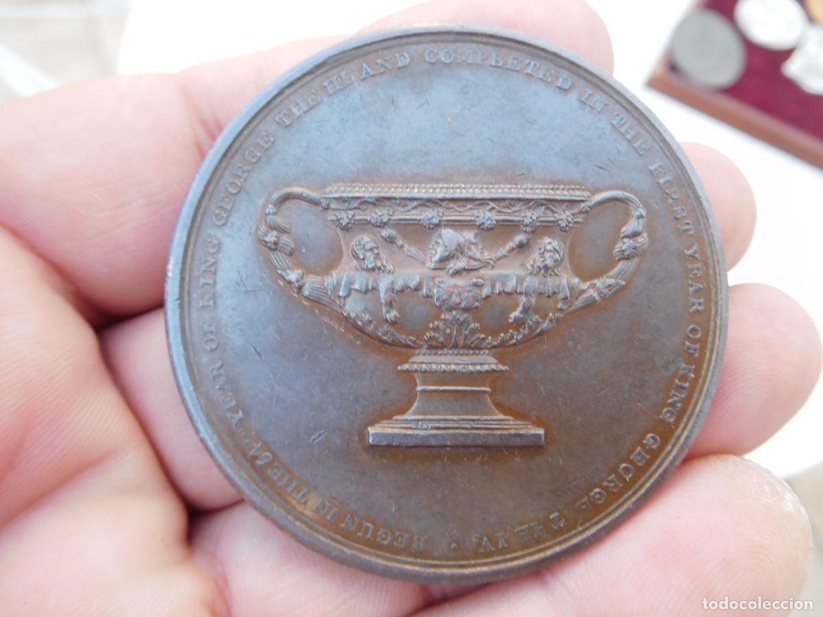 Medallas tem&aacute;ticas: Medalla de bronce antigua the Thomason metallic vase