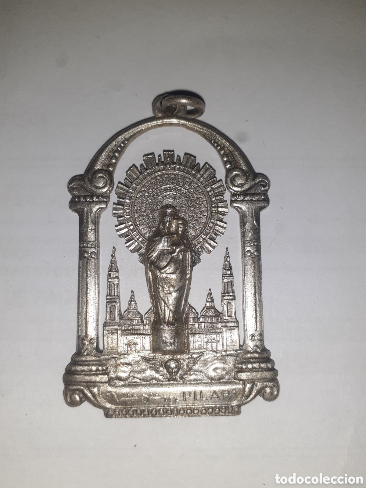 Medallas tem&aacute;ticas: ENORME MEDALLA VIRGEN DEL PILAR. PPIOS S. XX. POSIBLEMENTE PLATA.