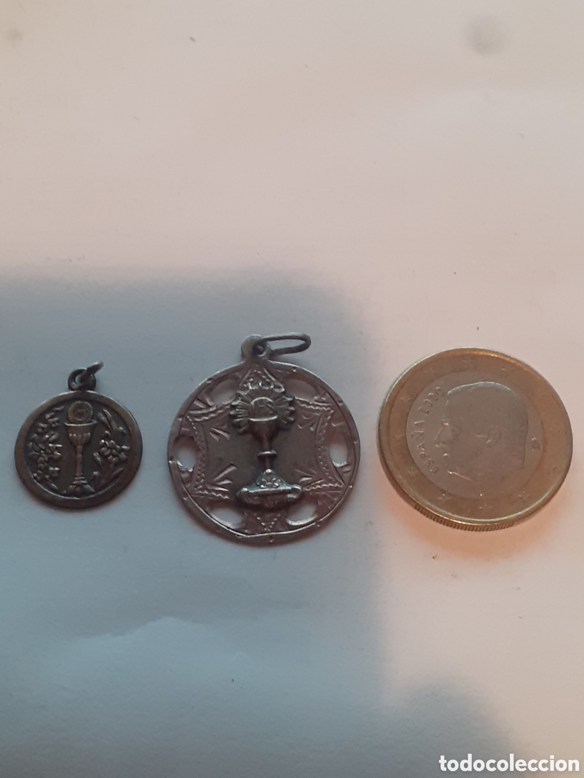 Medallas tem&aacute;ticas: LOTE 2 ANTIGUAS MEDALLAS CALIZ CON SAGRADA FORMA.