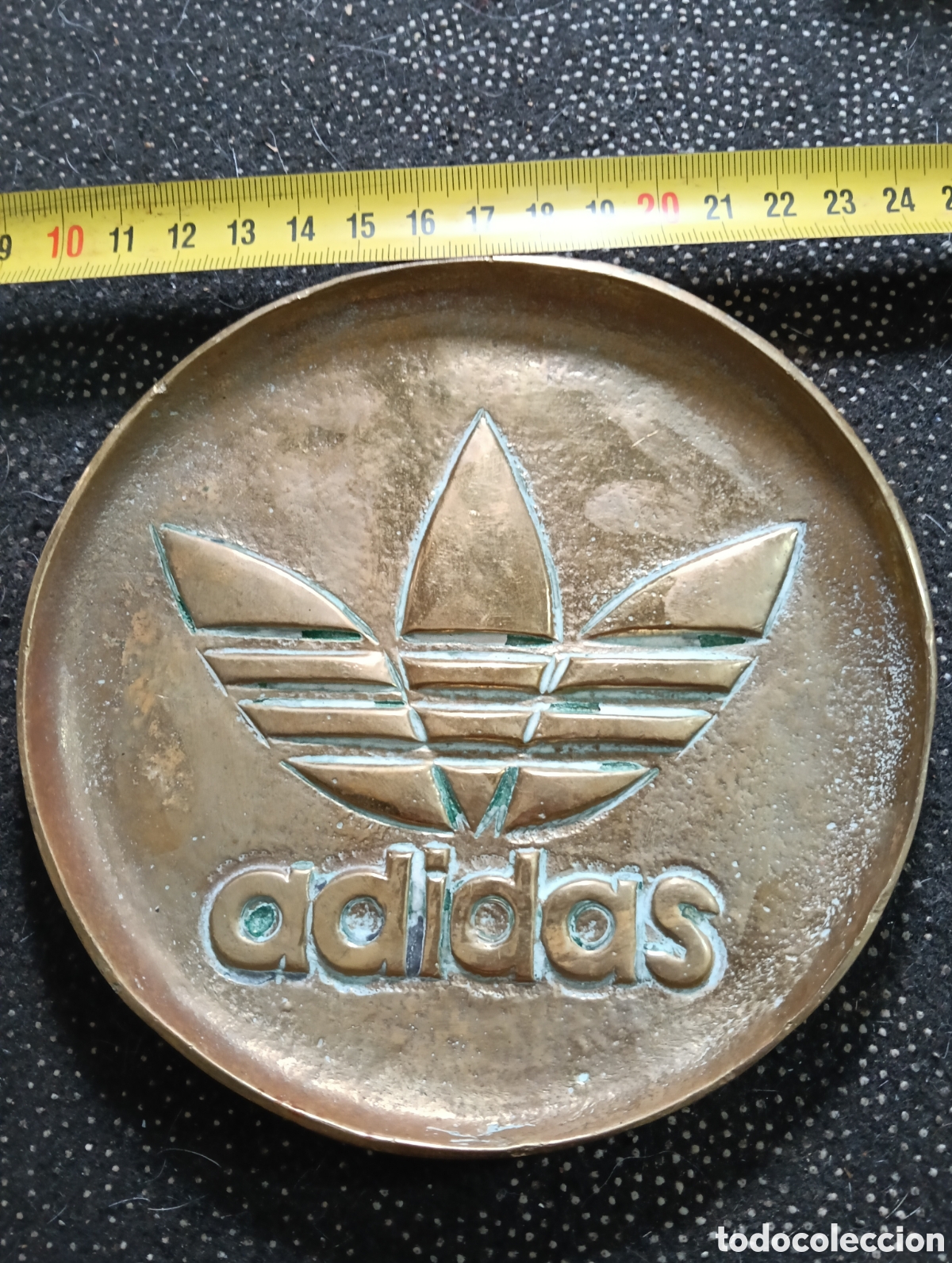 Medallas tem&aacute;ticas: Leer descripci&oacute;n, Antiguo plato o cenicero con la marca en grande de ADIDAS, de gran tama&ntilde;o y en un