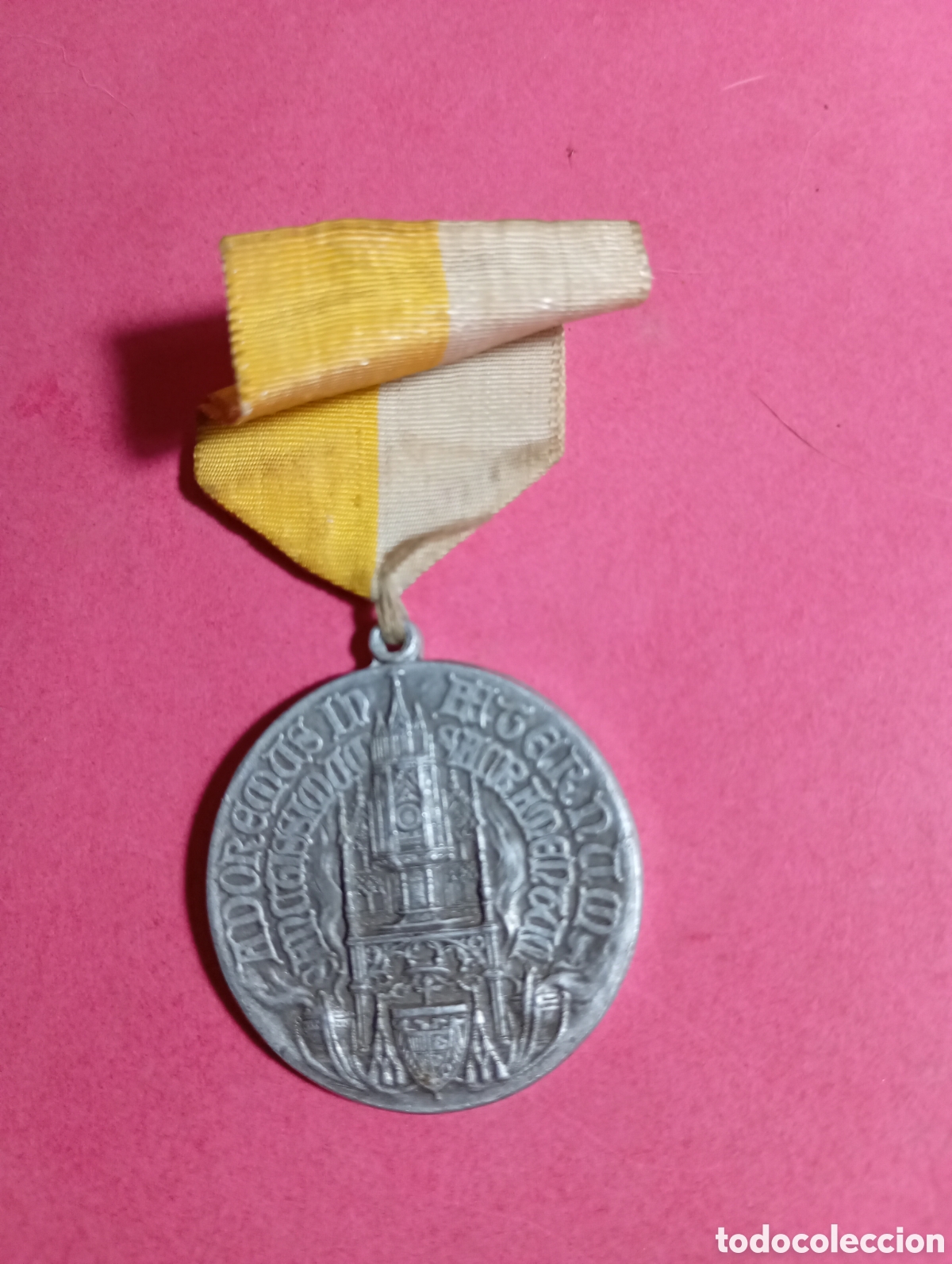 M&eacute;dailles th&eacute;matiques: MEDALLA METALICA (Al. &iquest;?) 1944 CONGRESO EUCARISTICO DIOCESANO DE BARCELONA IMPERDIBLE Y TELA