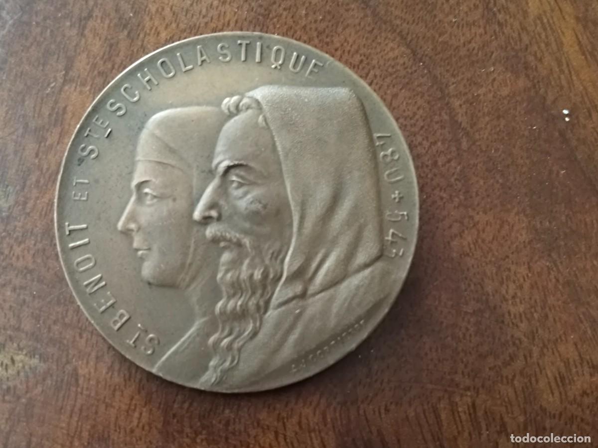 Thematische Medaillen: Medalla en bronce de San Benito y Santa Escol&aacute;stica. Grabador Corbierre.