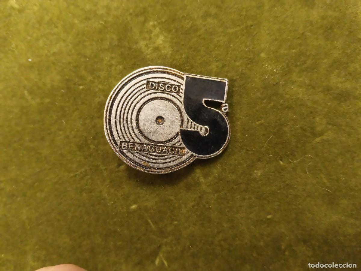 Medallas tem&aacute;ticas: PIN / INSIGNIA DE LA DISCOTECA 5&ordf; QUINTA AVENIDA BENAGUACIL - RUTA DEL BACALAO DESTROY A&Ntilde;OS 80