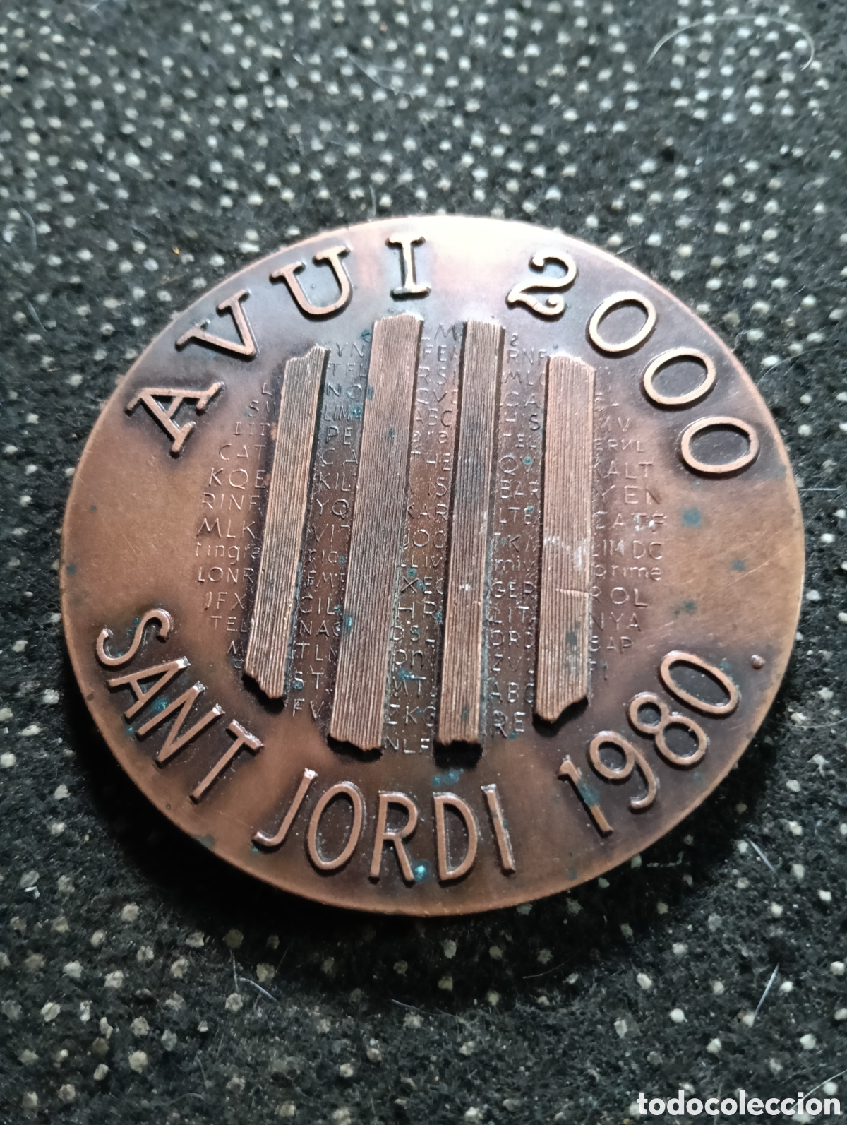Medallas tem&aacute;ticas: Medalla Sant Jordi 1980 Avui 2000, firmada por el autor, mide 6 cm de di&aacute;metro