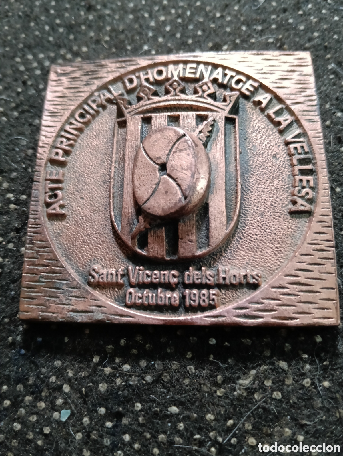Medallas tem&aacute;ticas: Placa de homenaje a la vejez, San Vicente dels Horts 1985, mide 6 x 6 cm
