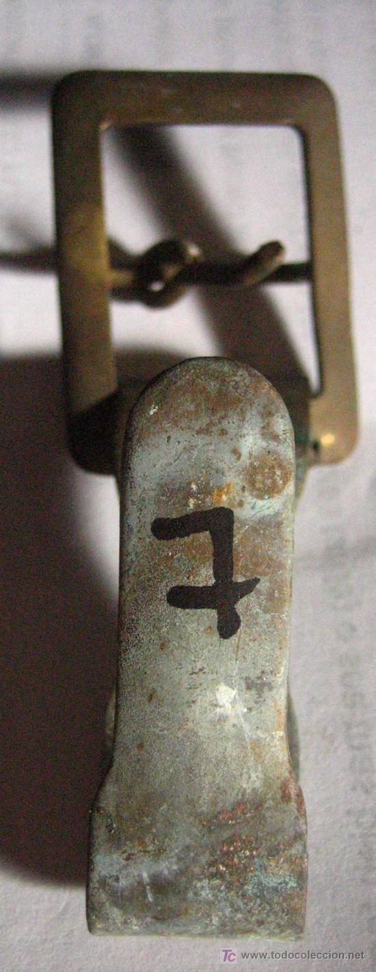 Militaria: Enganche de portasable, de lat&oacute;n - Foto 1
