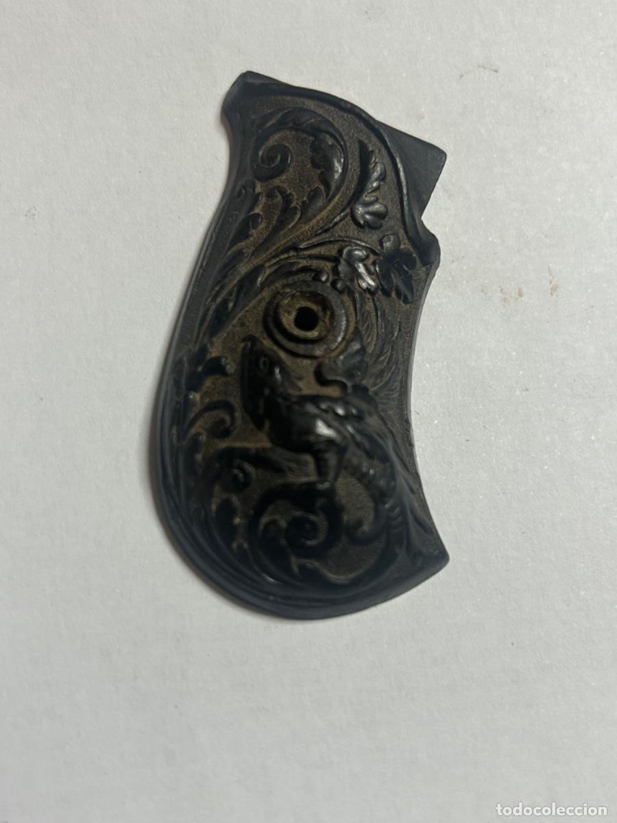 Militaria: Cacha de revolver labrada - Foto 1