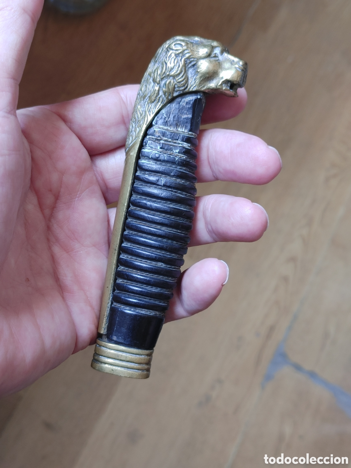 Militaria: Mango de sable. En madera y bronce.