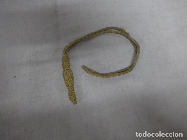 Militaria: Antiguo fiador dorado para espada o sable, original.