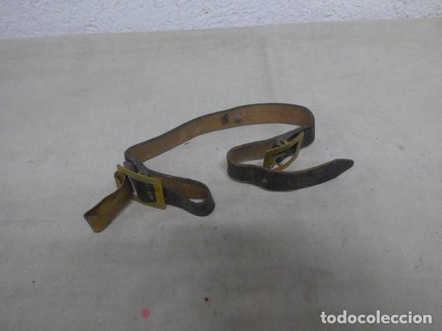 Militaria: Antiguo portasable o porta espada de cuero negro, guerra civil y posguerra, original