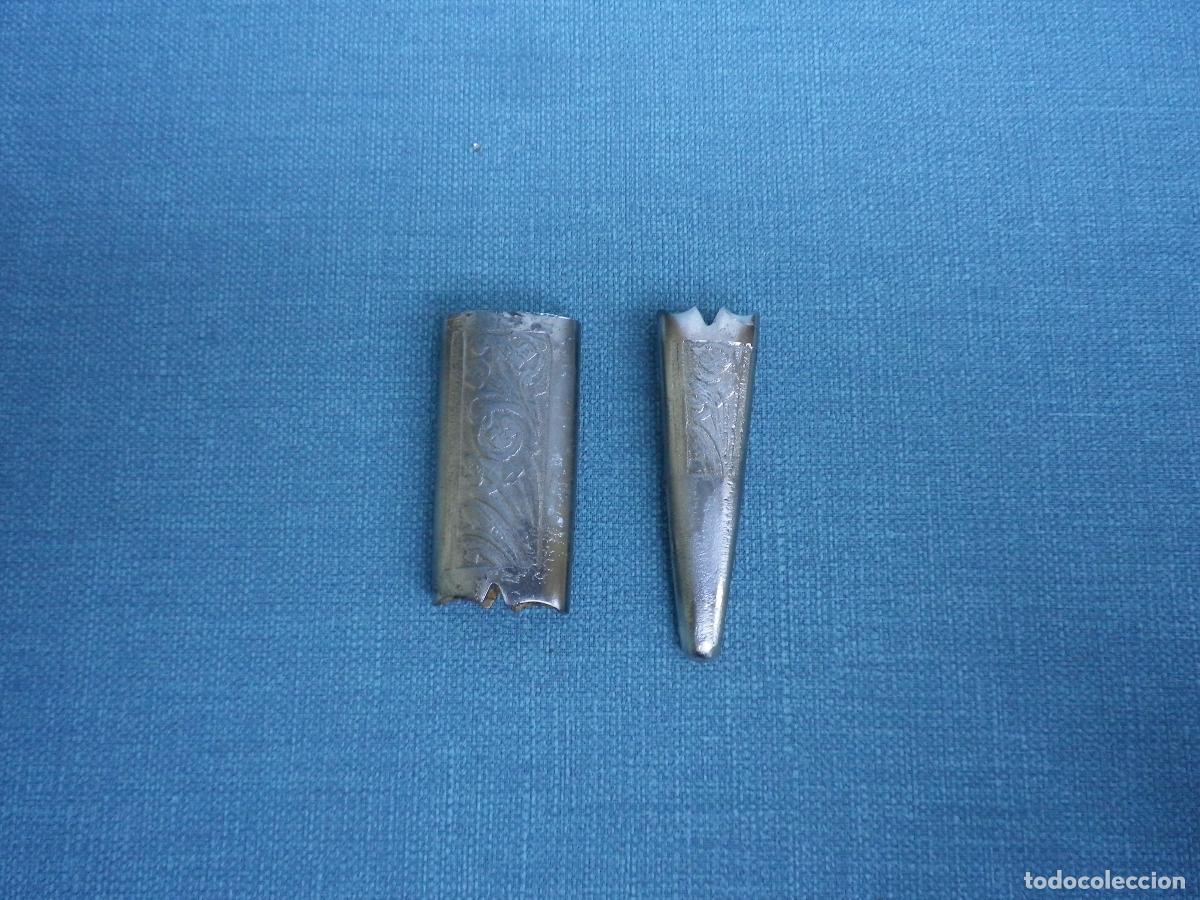 Militaria: Brocal y contera para daga, en acero, decorados