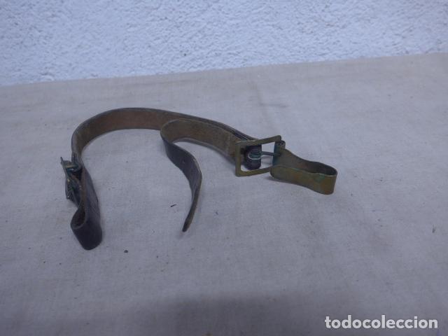 Militaria: Antiguo portasable o porta espada de cuero negro, guerra civil y posguerra, original