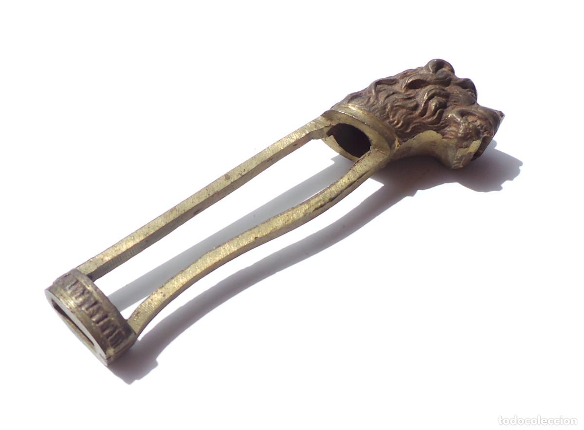 Militaria: ADORNO EMPU&Ntilde;ADURA PARA ESPADA CON CABEZA DE LE&Oacute;N.