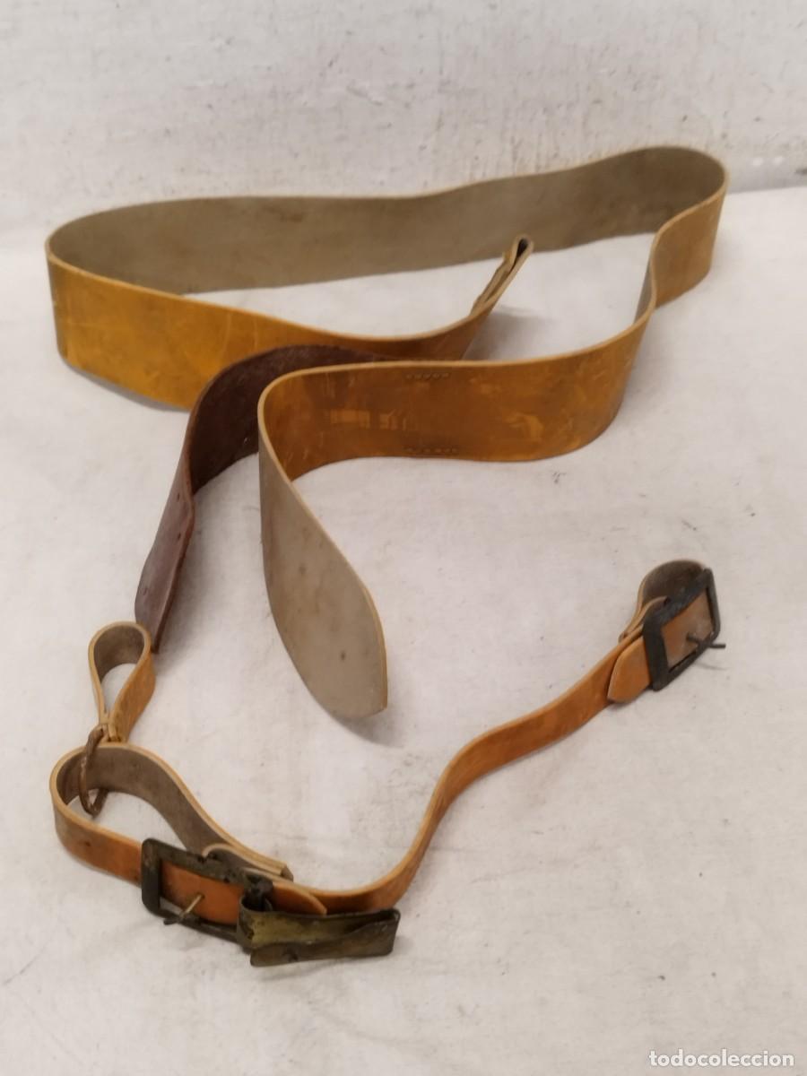 Militaria: Portasables, portaespadas y cintur&oacute;n naranja militar de la guardia civil. Color naranja.