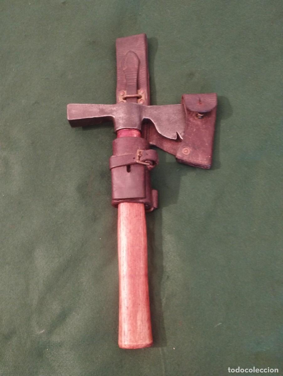Militaria: Porta hacha con porta bayoneta en cuero del ej&eacute;rcito portugu&eacute;s a&ntilde;os 38/39