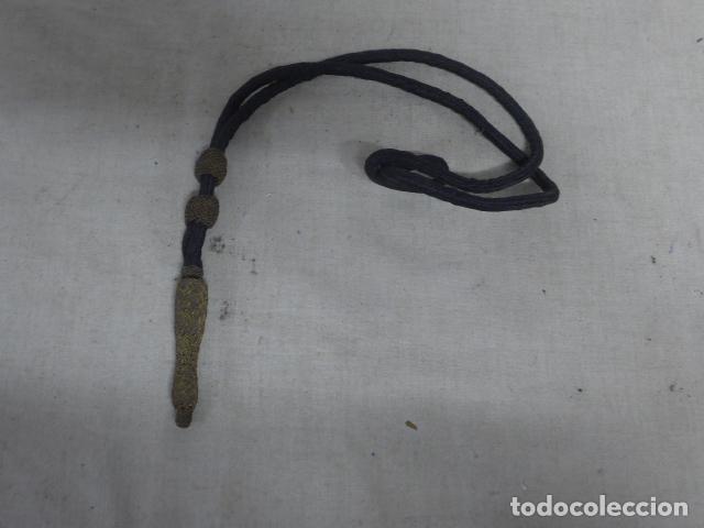 Militaria: Antiguo fiador negro para espada o sable, original.