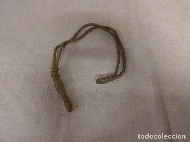 Militaria: Antiguo fiador dorado para espada o sable, original.
