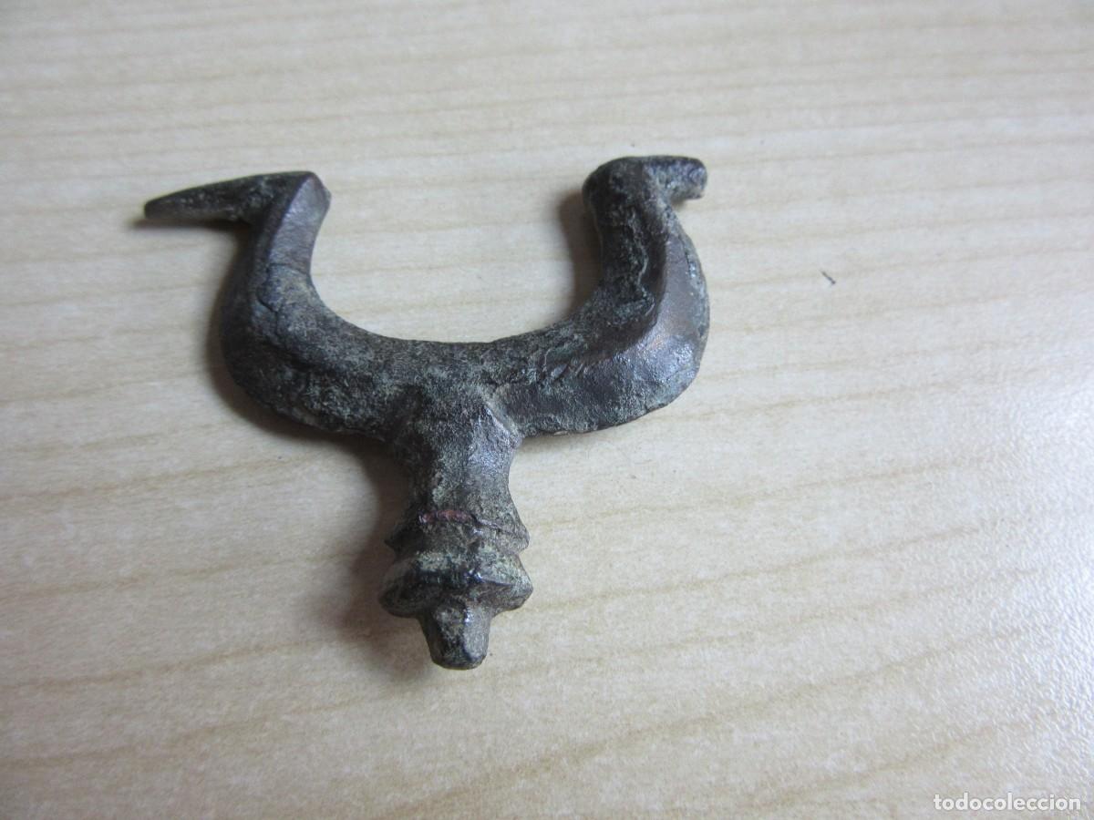 Militaria: Posible terminal de mango de espada Bronce Medidas 5 x 4,3 cm