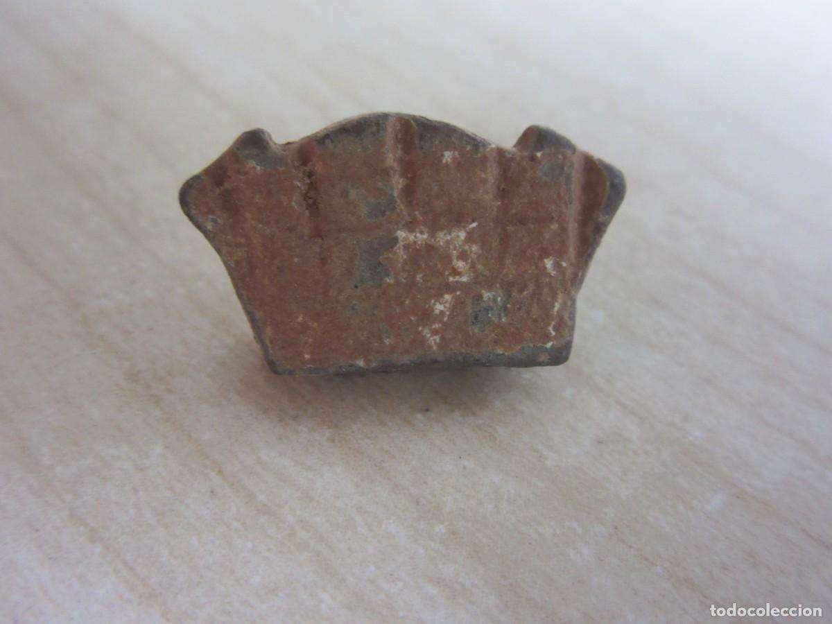 Militaria: Terminal de mango de bronce medieval en forma de corona 2 x 1,2 cm