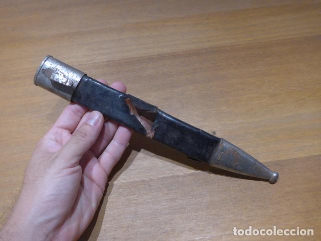 Militaria: Antigua funda de bayoneta de cuero marron forrado de plastico, seguramente guardia Franco o aviacion