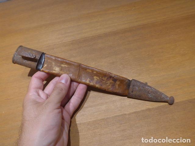 Militaria: Antigua funda de bayoneta de cuero marron reutilizada para guardia Franco o aviacion