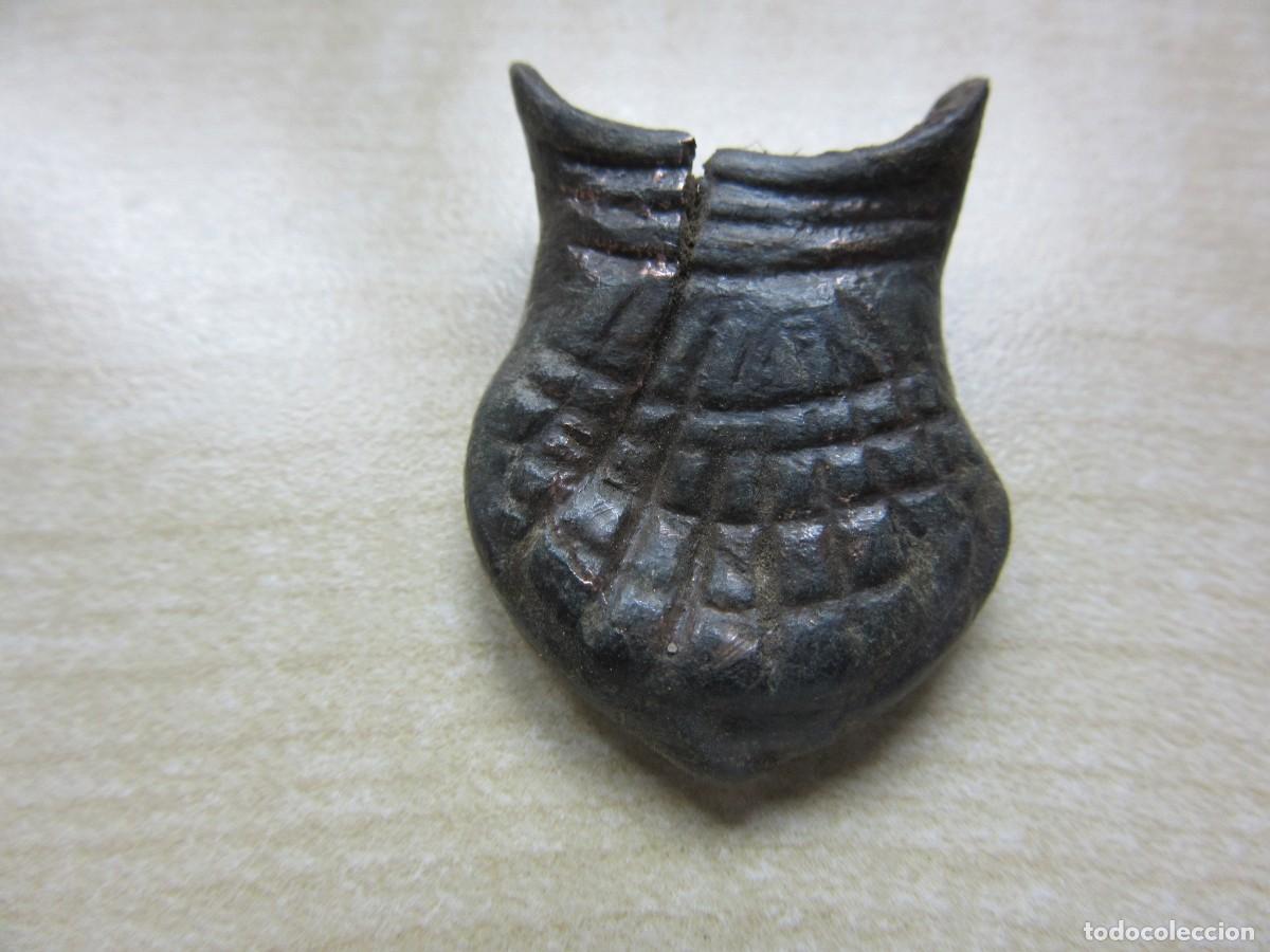 Militaria: Contera de funda medieval de bronce con forma de concha Medidas 3 x 2 cm