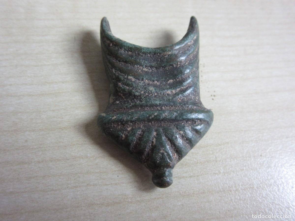 Militaria: Contera de funda medieval de bronce Medidas 3,7 x 2,2 cm