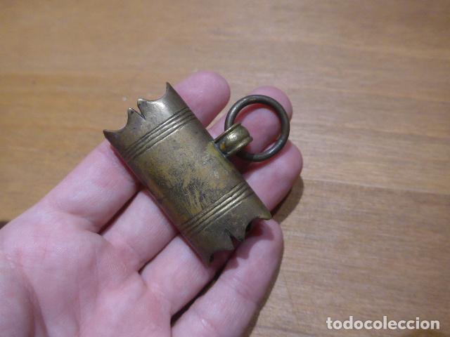 Militaria: Antiguo brocal intermedio original de funda de espada espa&ntilde;ola.