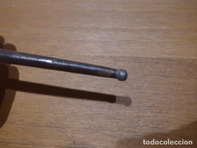 Militaria: Antigua gran contera de funda de espada espa&ntilde;ola o espadin, forma triangular - Foto 2