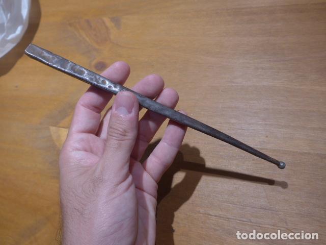 Militaria: Antigua gran contera de funda de espada espa&ntilde;ola o espadin, forma triangular - Foto 5