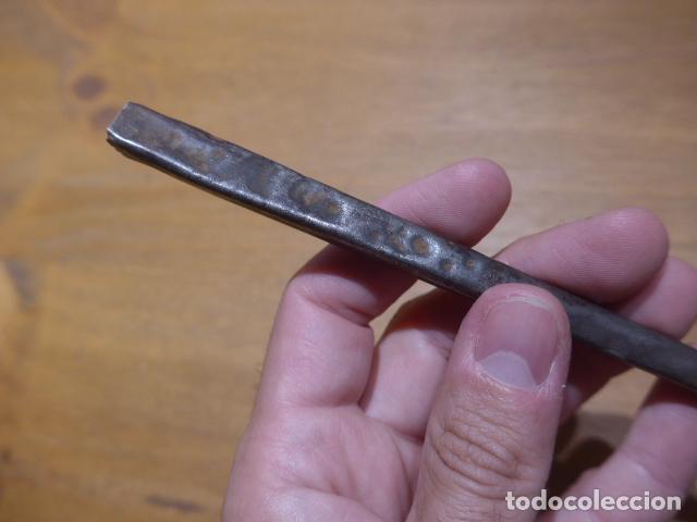 Militaria: Antigua gran contera de funda de espada espa&ntilde;ola o espadin, forma triangular - Foto 6