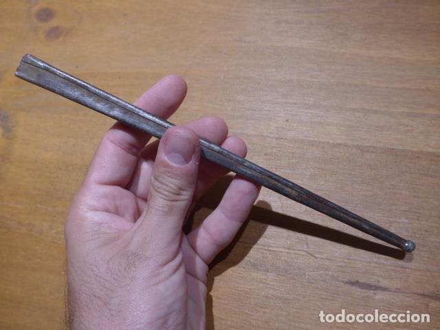 Militaria: Antigua gran contera de funda de espada espa&ntilde;ola o espadin, forma triangular - Foto 7