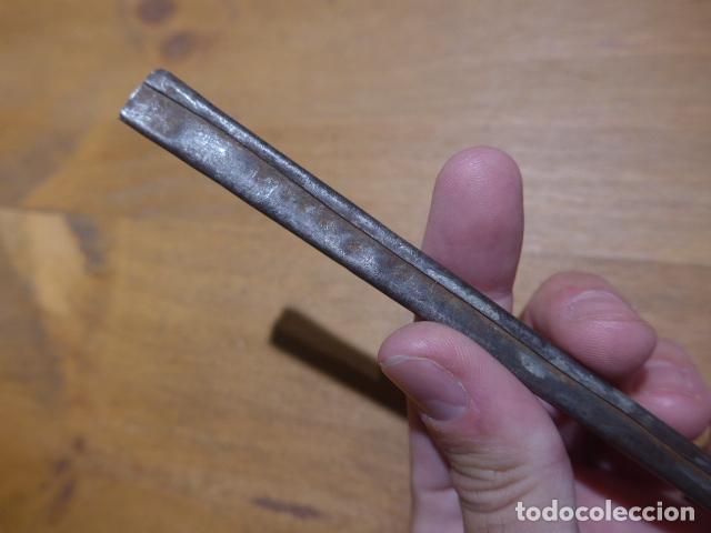 Militaria: Antigua gran contera de funda de espada espa&ntilde;ola o espadin, forma triangular - Foto 8