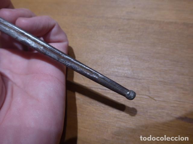 Militaria: Antigua gran contera de funda de espada espa&ntilde;ola o espadin, forma triangular - Foto 9