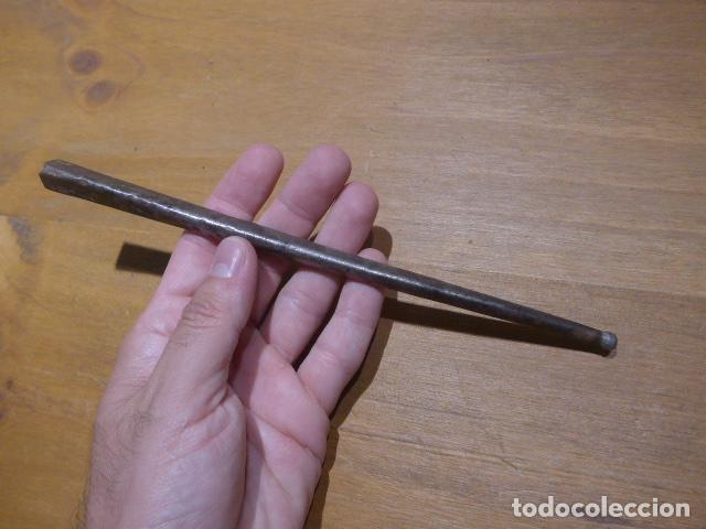 Militaria: Antigua gran contera de funda de espada espa&ntilde;ola o espadin, forma triangular - Foto 1