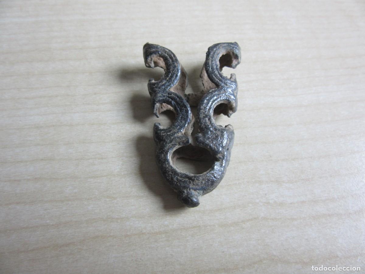 Militaria: Bonita contera de funda medieval de bronce Medidas 4,9 x 3 cm Completa