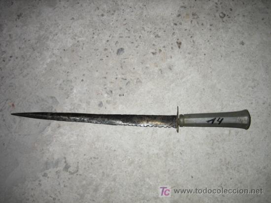Militaria: Cuchillo antiguo de 32 cmts. - Foto 1