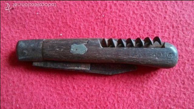 Militaria: ANTIGUA NAVAJA MULTIUSOS DE MADERA - Foto 2