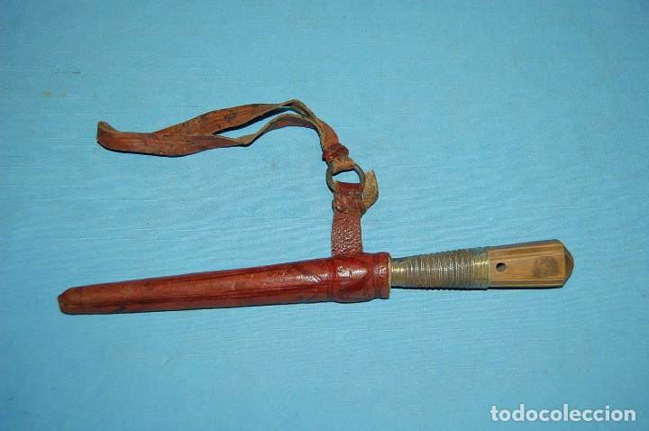 Militaria: CUCHILLO PU&Ntilde;AL FUNDA CUERO Y MANGO MADERA - Foto 1