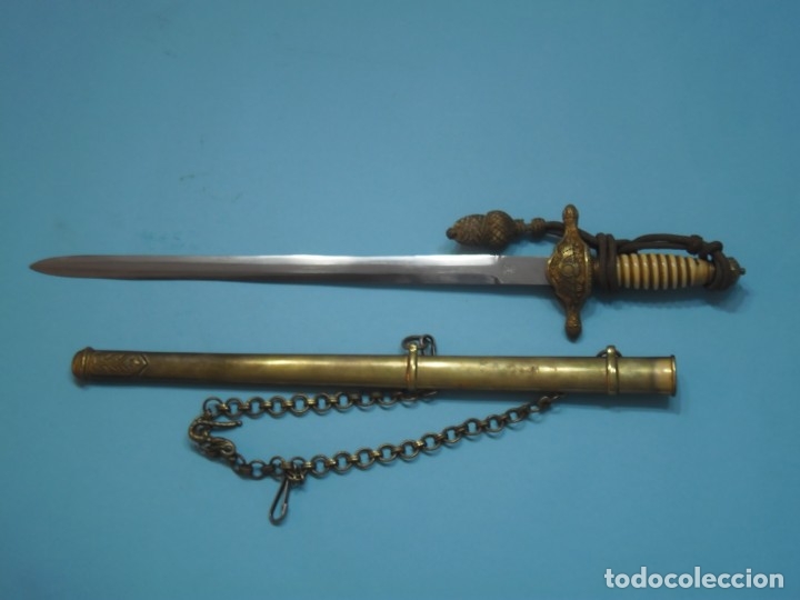 Militaria: Daga de Oficial de Aviaci&oacute;n modelo 1946, mango Marfil, con su cadena y portepee, perfecto