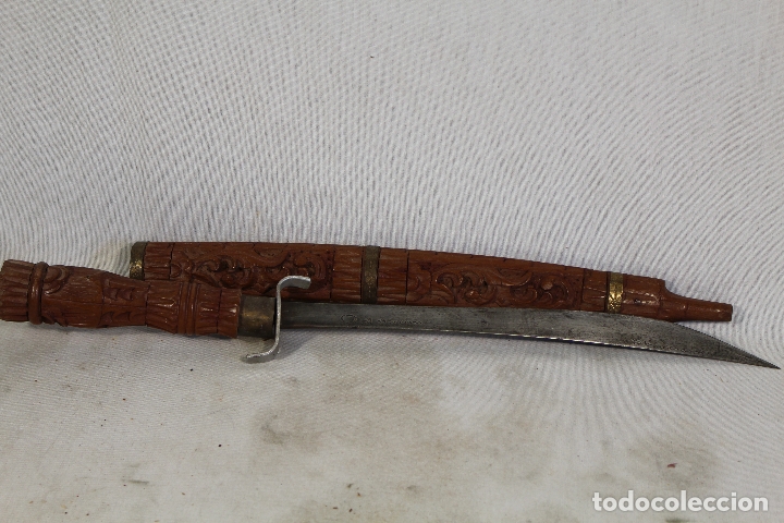 Militaria: daga con vaina de madera tallada - Foto 2