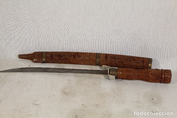 Militaria: daga con vaina de madera tallada - Foto 3