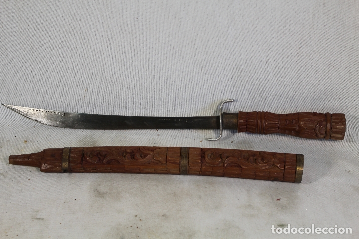 Militaria: daga con vaina de madera tallada - Foto 1
