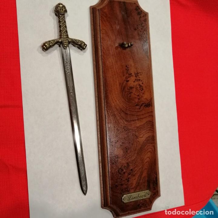 Militaria: Mini espada Ricardo Coraz&oacute;n de Le&oacute;n con base de madera - Foto 5