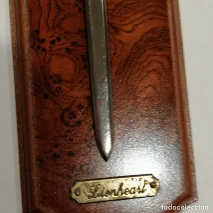 Militaria: Mini espada Ricardo Coraz&oacute;n de Le&oacute;n con base de madera - Foto 2